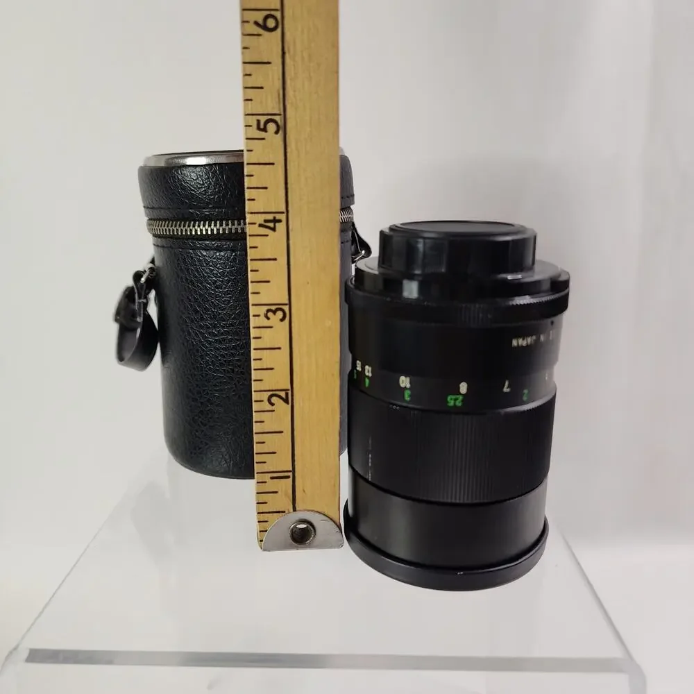 Vivitar 135mm 1/2.8 Telephoto Lens w/ Caps No. 28230016 Comes With Case